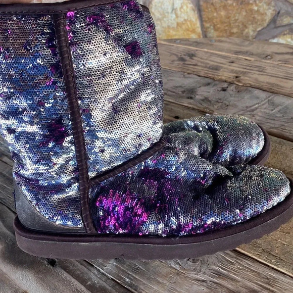 Check out this nice womens UGG winter boots size 7 they change colors - Picture 4 of 10